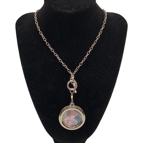 Silver Round Picture Pendant Necklace New with tags! - Picture 1 of 4